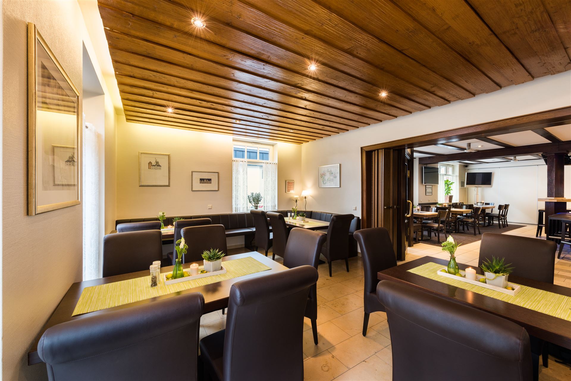 Das Bild zeigt das Restaurant und den Tischbereich der Wirtschaft