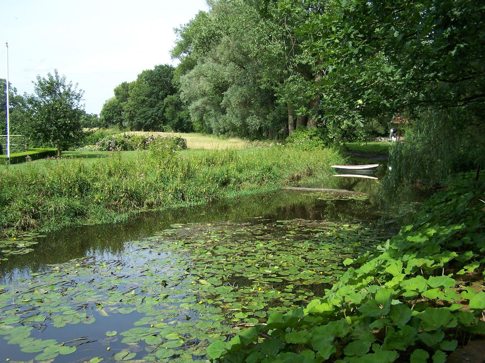 Schöne Aussicht auf die Slinge im Sommer bei Berenschots Watermolen in Winterswijk
