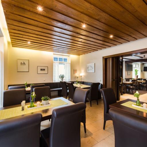 Das Bild zeigt das Restaurant und den Tischbereich der Wirtschaft