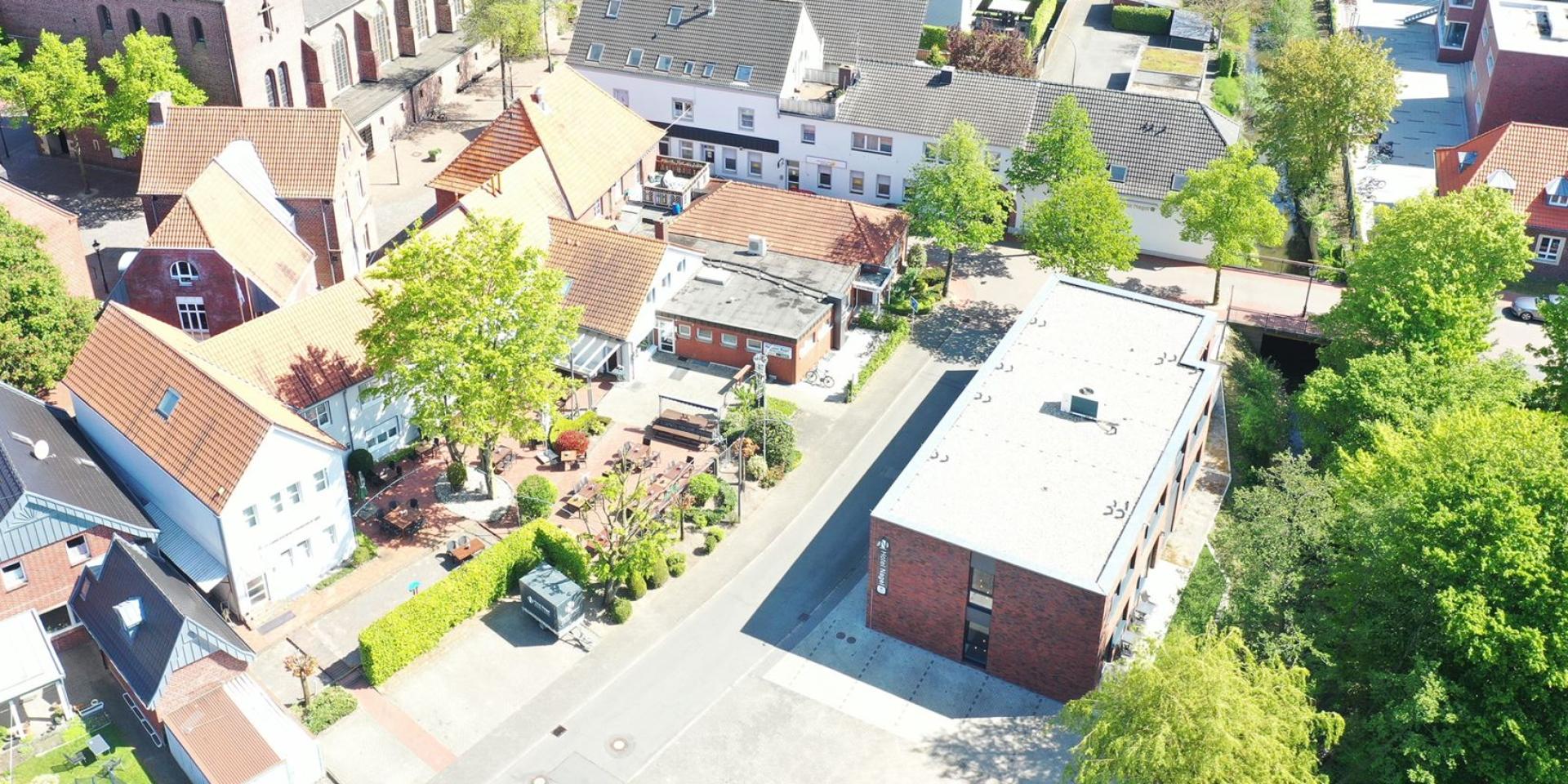 Luftaufnahme vom gesamten Komplex bei schönem Wetter