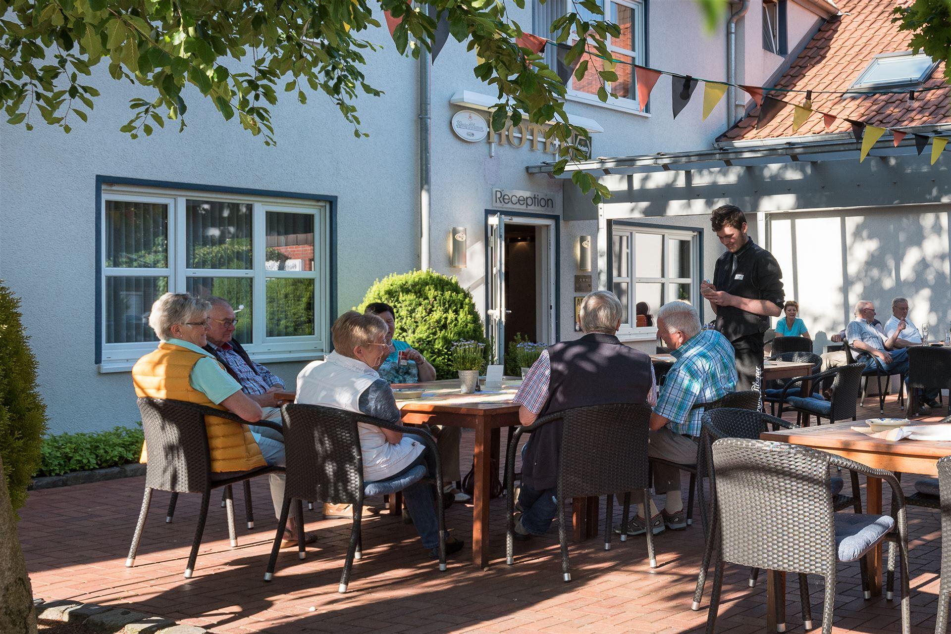 Biergartenbild mit Gästen