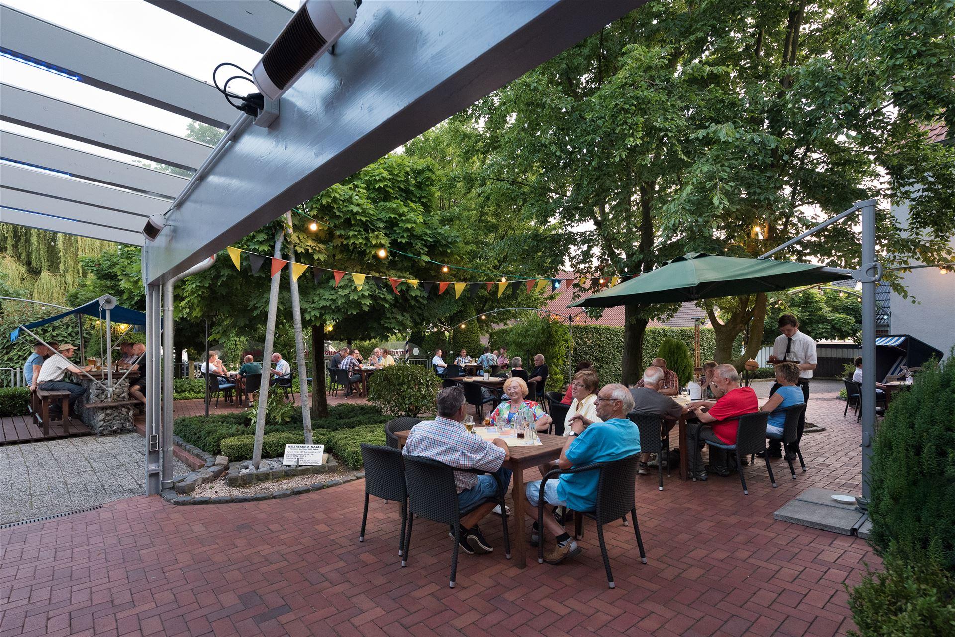 Bild vom Biergarten mit Gästen