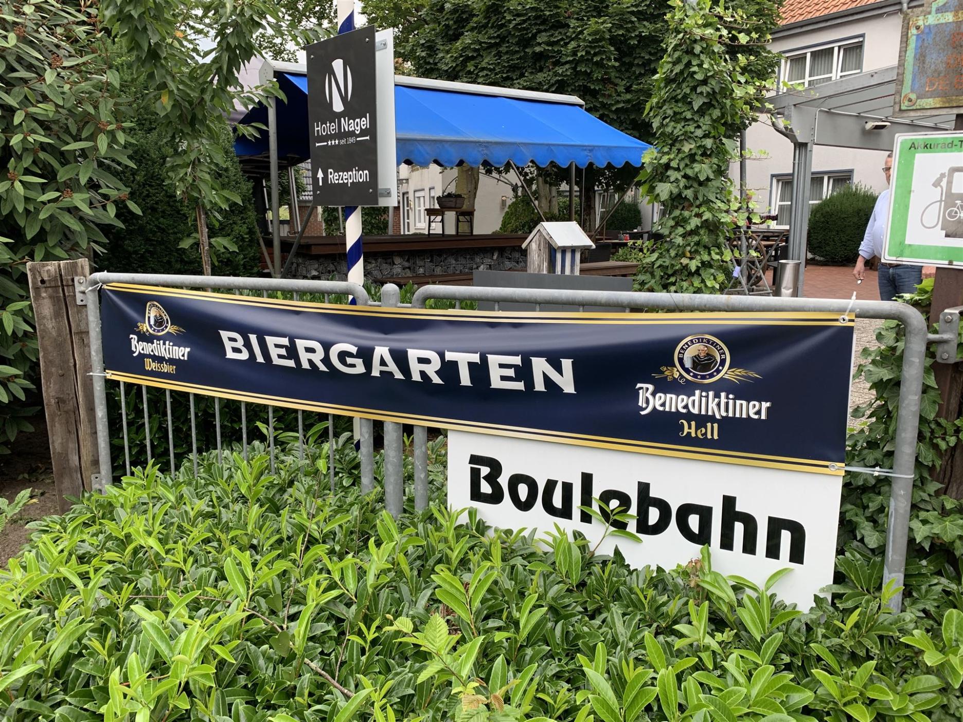 Bild vom Biergarten von der Straße aus gesehen