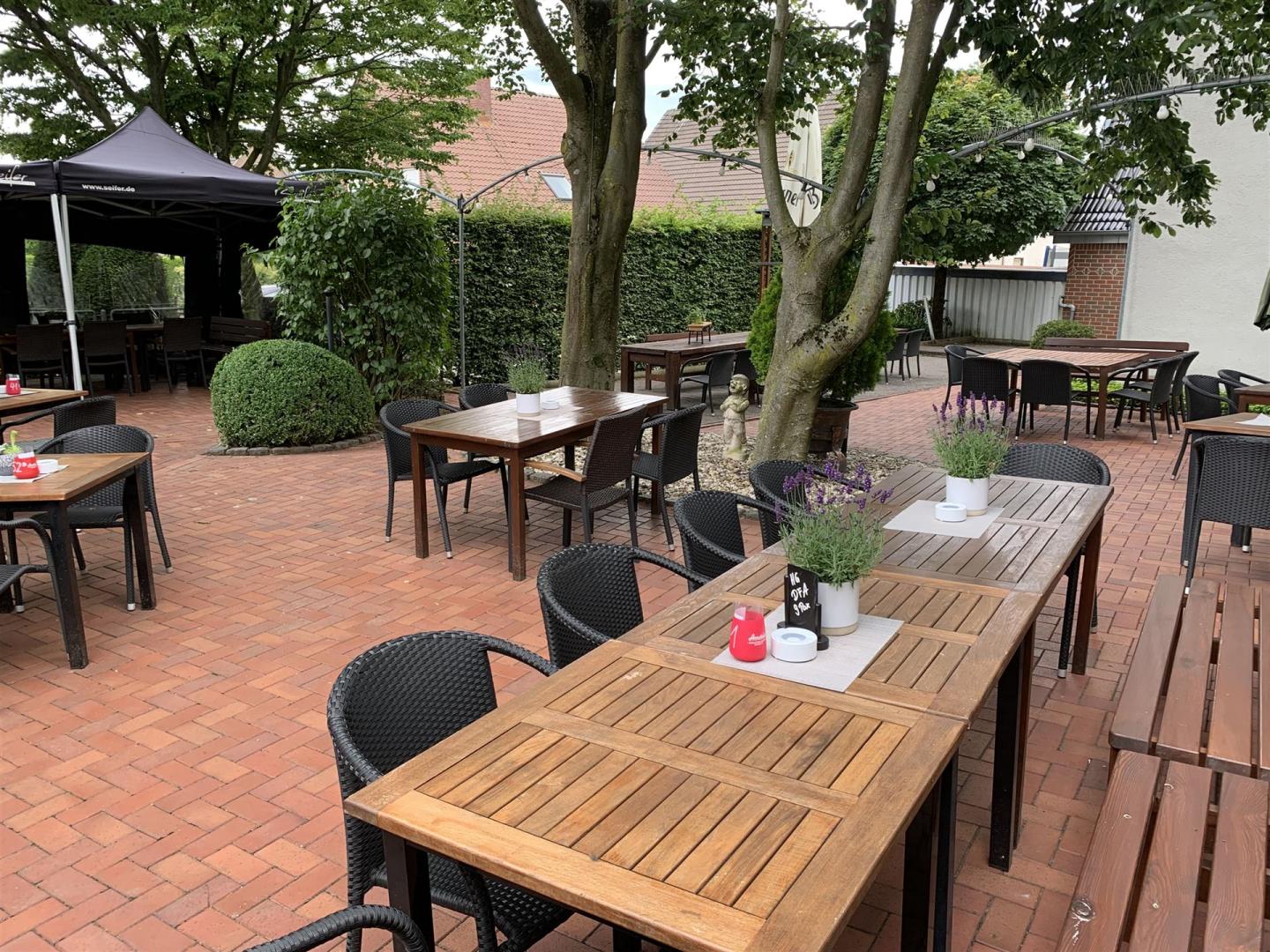 Ansicht vom Biergarten nach hinten hinaus