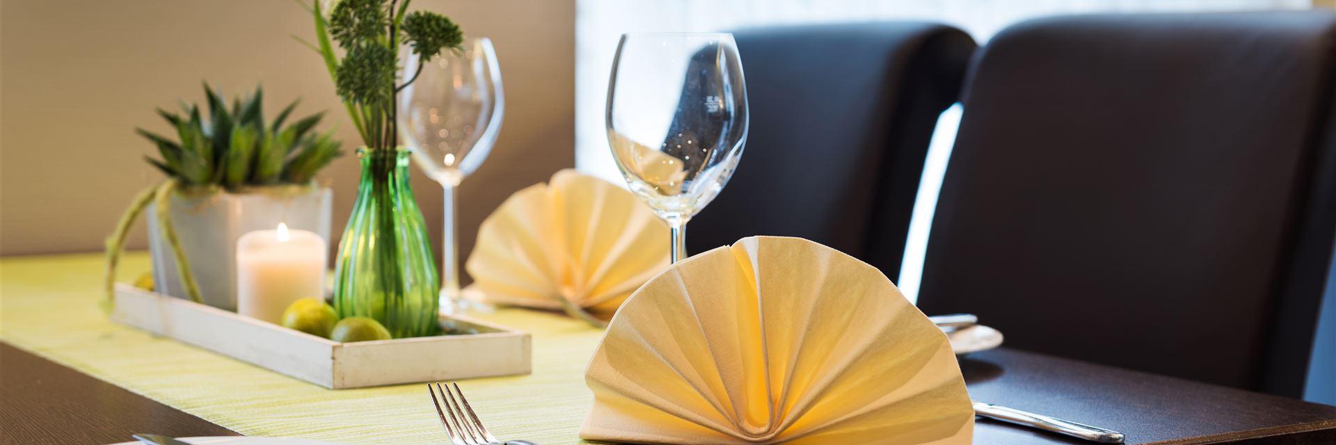 Ansicht eines schön eingedeckten Tisches im Restaurant