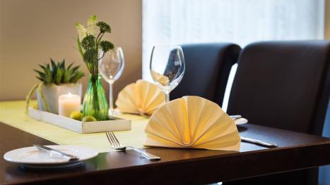 Ansicht eines schön eingedeckten Tisches im Restaurant