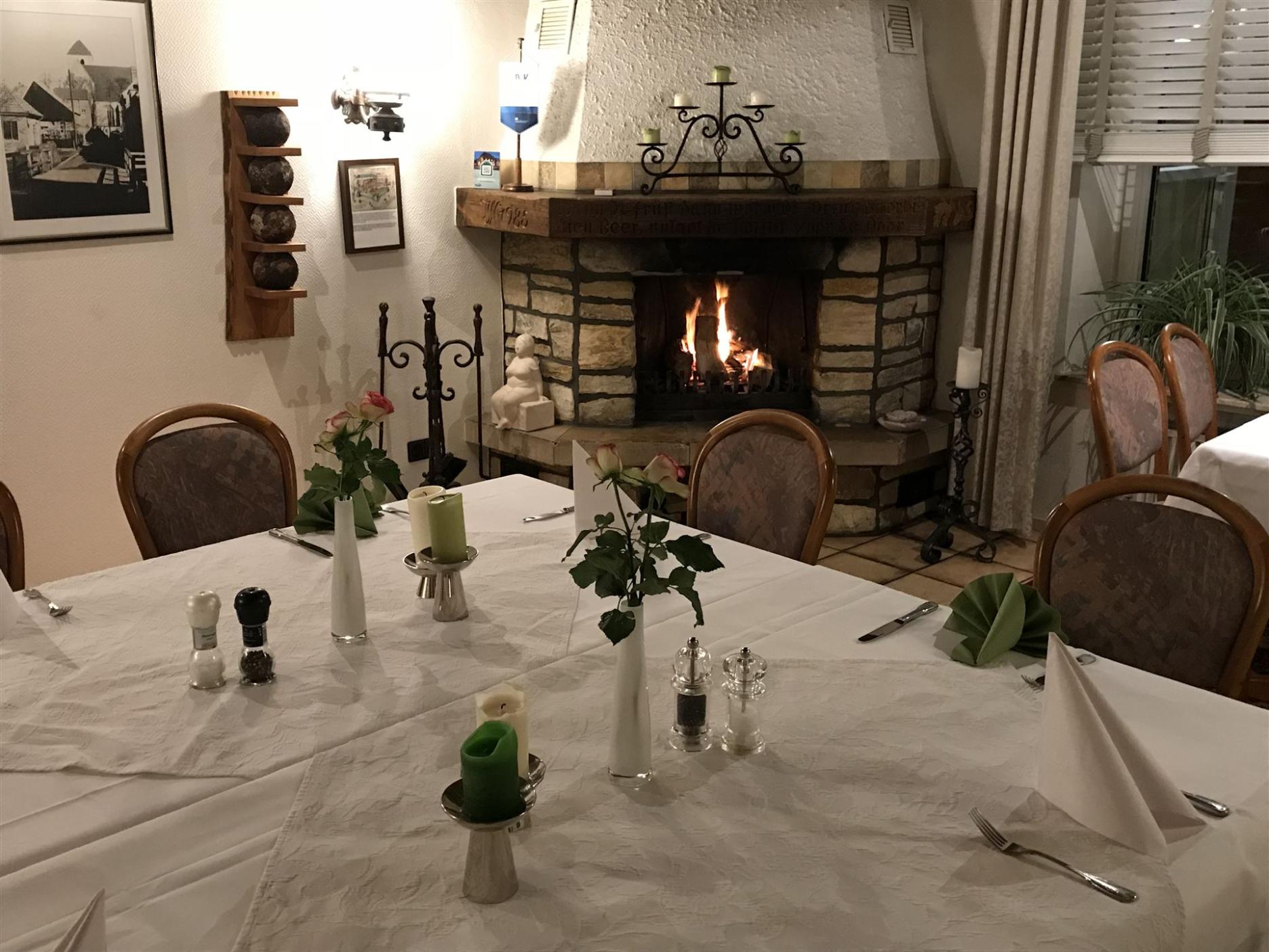 Das Kaminzimmer mit Kaminfeuer.