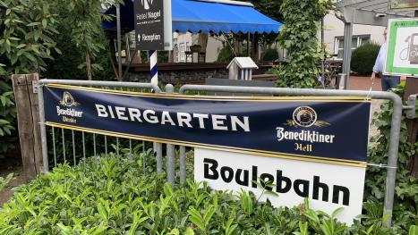 Eingang Biergarten auf der Rückseite des Hotels