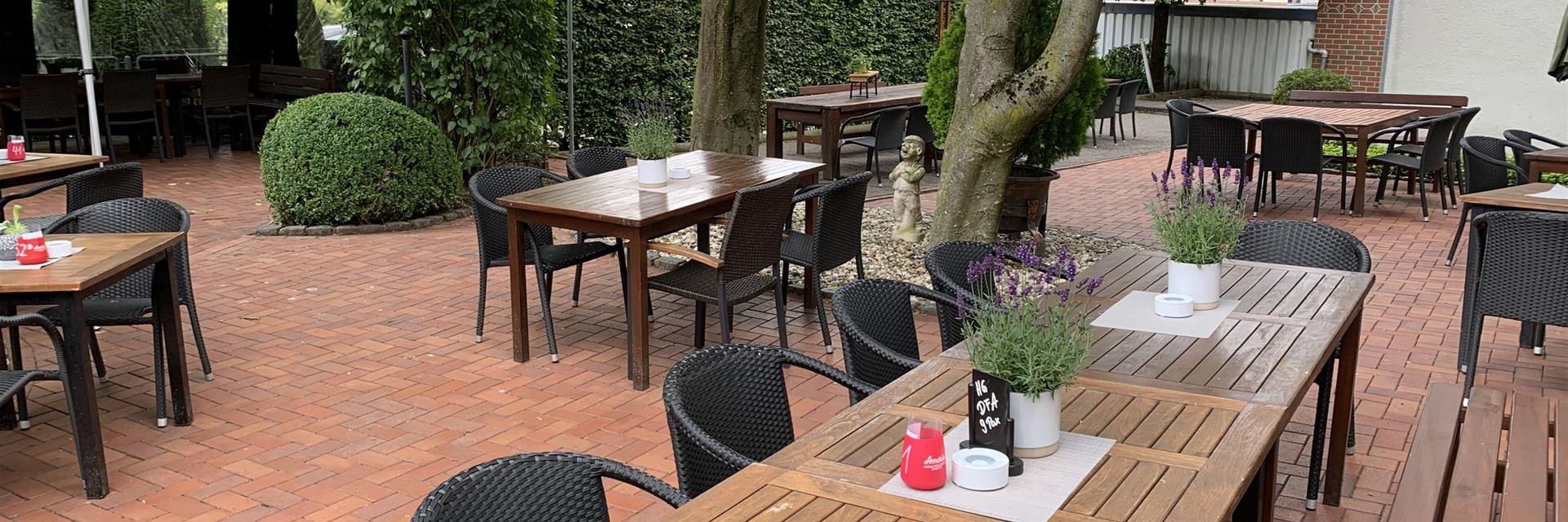 Bild vom Biergarten ohne Gäste vom Hotel aus gesehen