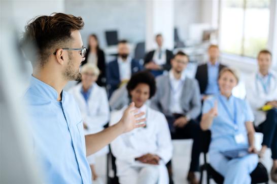 Im Seminarraum mit Teilnehmern und Seminarleiter