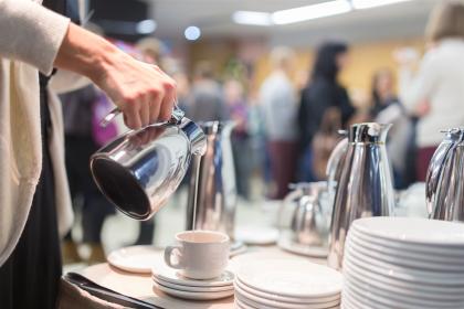 Veranstaltungspause am Kaffeetisch